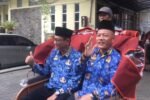 Okih Fajri, Camat Cisolok (Kanan) saat menjajal becak listrik bantuan Prabowo di Setda Palabuhanratu Kabupaten Sukabumi