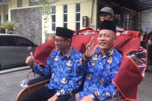 Okih Fajri, Camat Cisolok (Kanan) saat menjajal becak listrik bantuan Prabowo di Setda Palabuhanratu Kabupaten Sukabumi