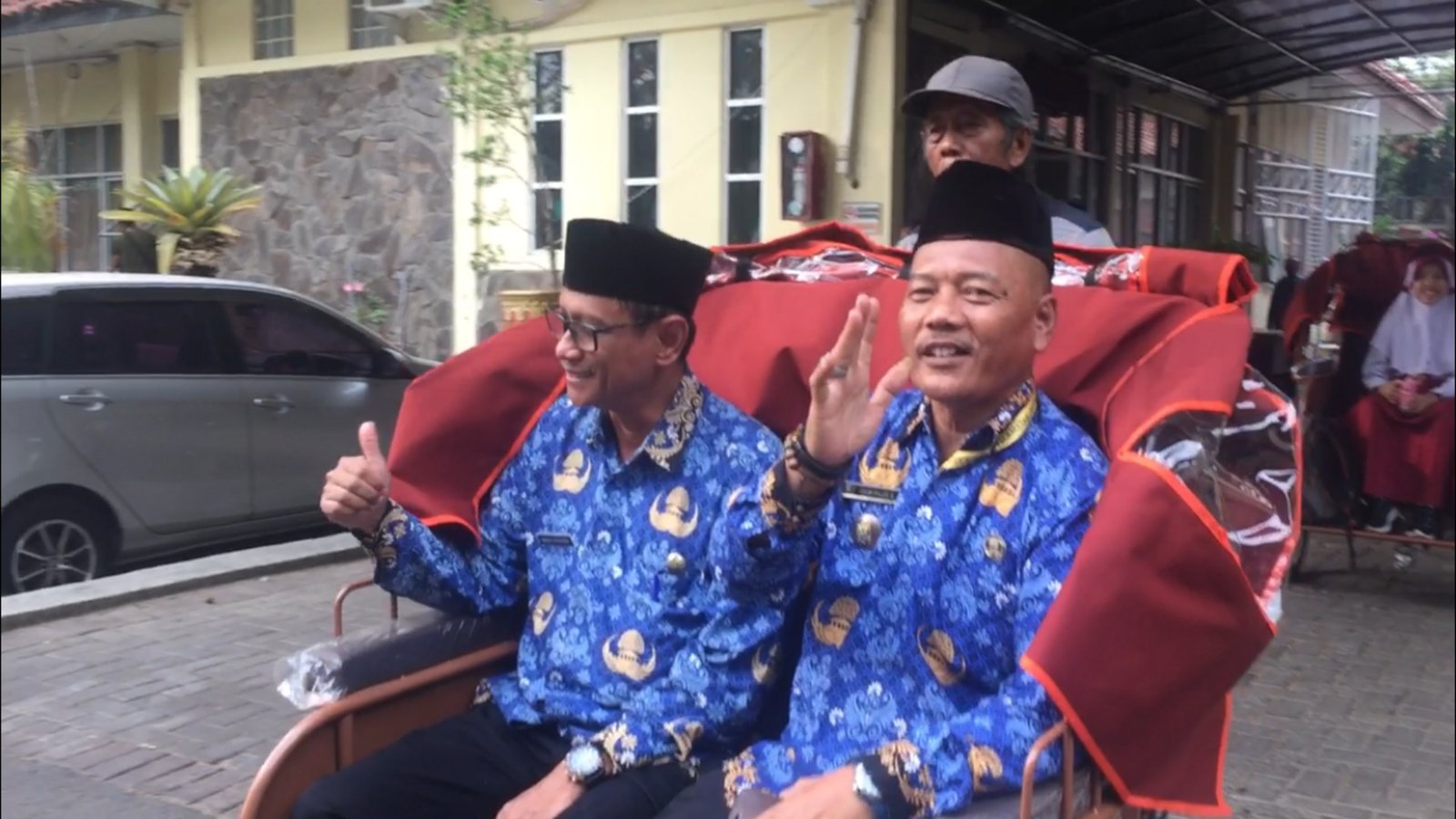 Okih Fajri, Camat Cisolok (Kanan) saat menjajal becak listrik bantuan Prabowo di Setda Palabuhanratu Kabupaten Sukabumi