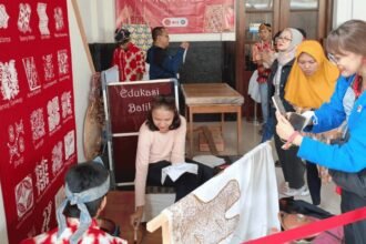 Hari Batik Nasional, KAI Hadirkan Edukasi Membatik untuk Pelanggan di Stasiun Sukabumi