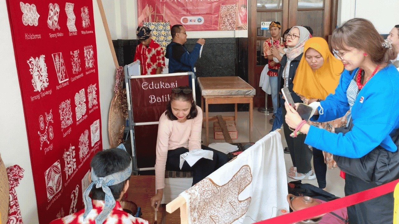 Hari Batik Nasional, KAI Hadirkan Edukasi Membatik untuk Pelanggan di Stasiun Sukabumi