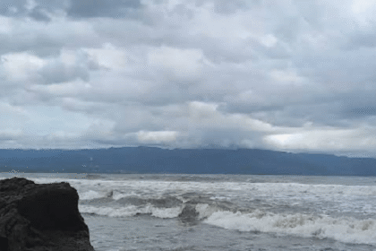 Pesona Pantai Karang Naya Sukabumi, dari Batuan Karang hingga Panorama Senja