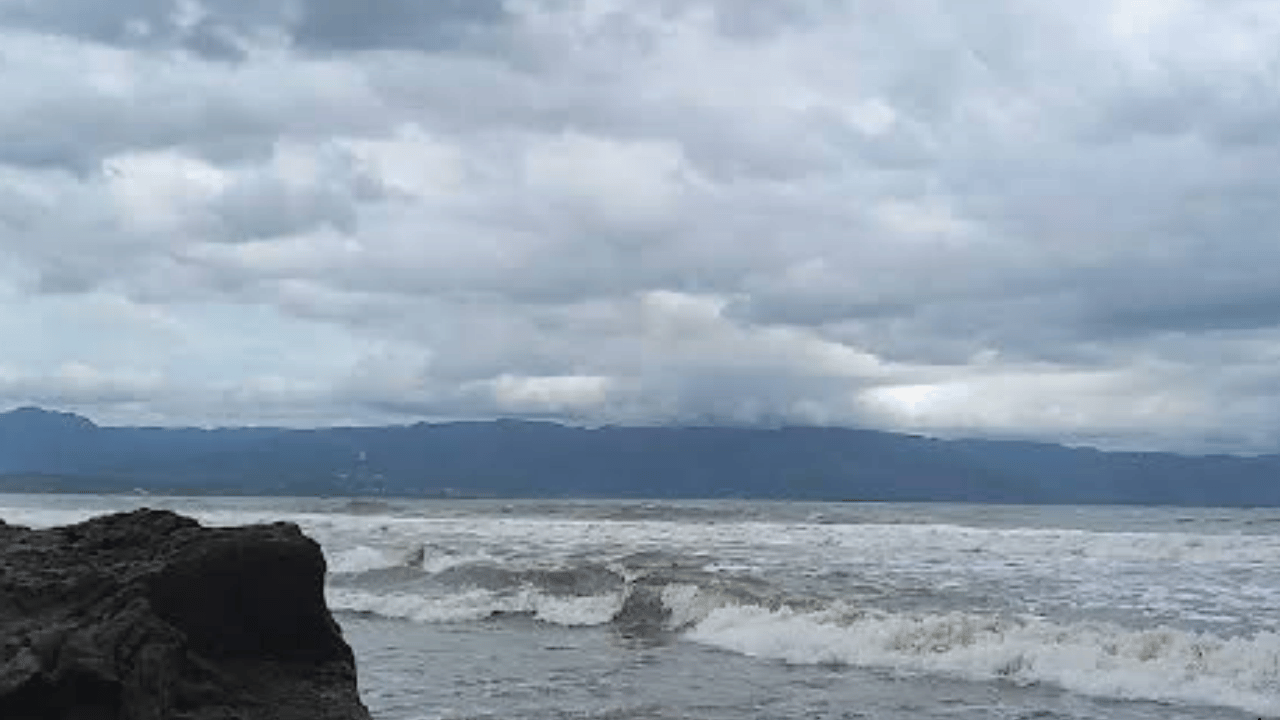 Pesona Pantai Karang Naya Sukabumi, dari Batuan Karang hingga Panorama Senja