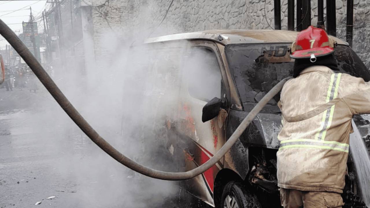 Mobil Gran Max Terbakar di Sukaraja Sukabumi, Diduga Diawali Ledakan di Mesin