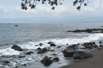 Pantai Cipunaga Sukabumi Tawarkan Panorama Laut Lepas dengan Hamparan Bebatuan Karang