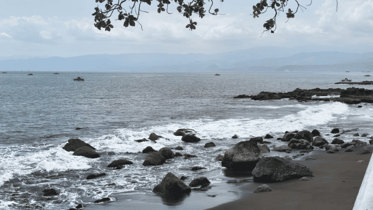 Pantai Cipunaga Sukabumi Tawarkan Panorama Laut Lepas dengan Hamparan Bebatuan Karang