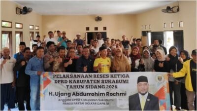 Foto bersama Ujang Abdurrohim bersama warga setelah kegiatan Reses. | Foto: Ist