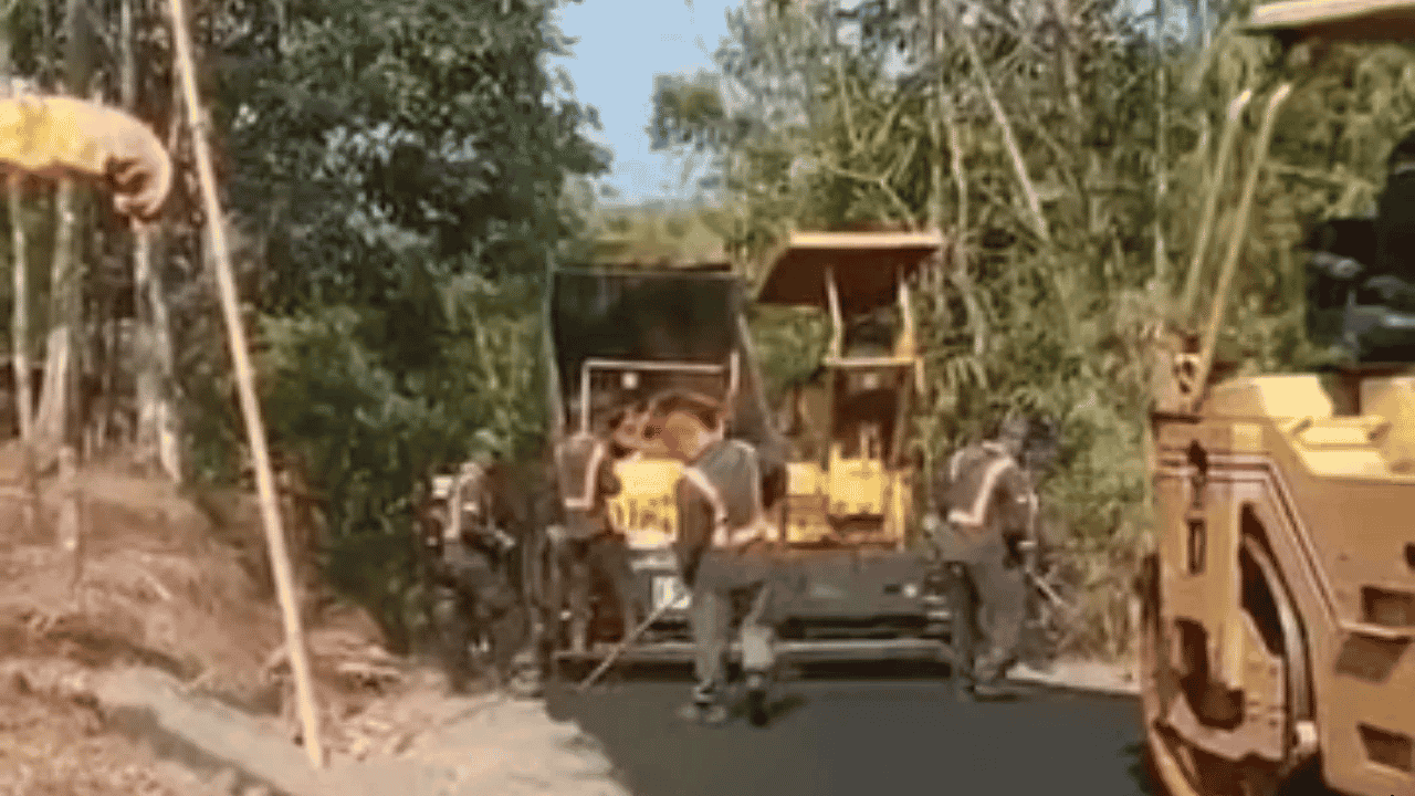 Perkuat Aksesibilitas Wilayah, Dinas PU Sukabumi Tingkatkan Jalan Cipamingkis-Cikarang