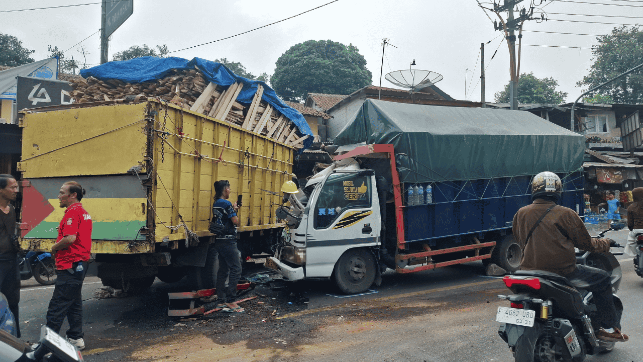 2 Truk Adu Banteng di Parungkuda Sukabumi, Satu Pengemudi Alami Luka Parah