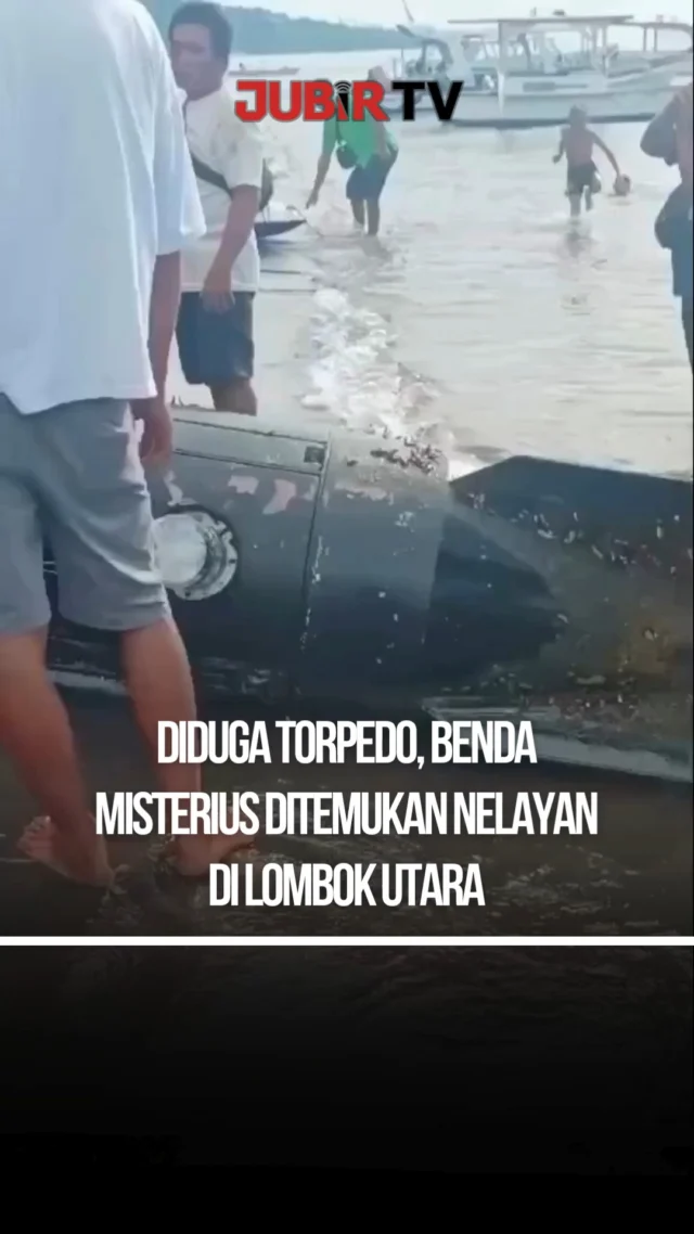 Warga di Gili Trawangan, Lombok Utara, dihebohkan dengan penemuan benda mirip torpedo di laut.

Benda tersebut ditemukan nelayan saat menjaring ikan, lalu dibawa ke pesisir hingga menarik perhatian warga. Sempat dikira berbahaya, hasil pemeriksaan memastikan benda ini bukan bom dan tidak mengandung bahan peledak maupun radioaktif.

Diketahui, benda tersebut merupakan alat oseanografi untuk mengukur arus laut yang biasa digunakan dalam penelitian.

Saat ini, benda tersebut telah diamankan untuk penyelidikan lebih lanjut.

Sc : Berbagai Sumber
Editor : Tino

#jubirtv #jubirtvnewscom #lombokutara #gilitrawangan #bendamisterius #torpedo #lautindonesia #beritaterkini #infoviral #indonesia