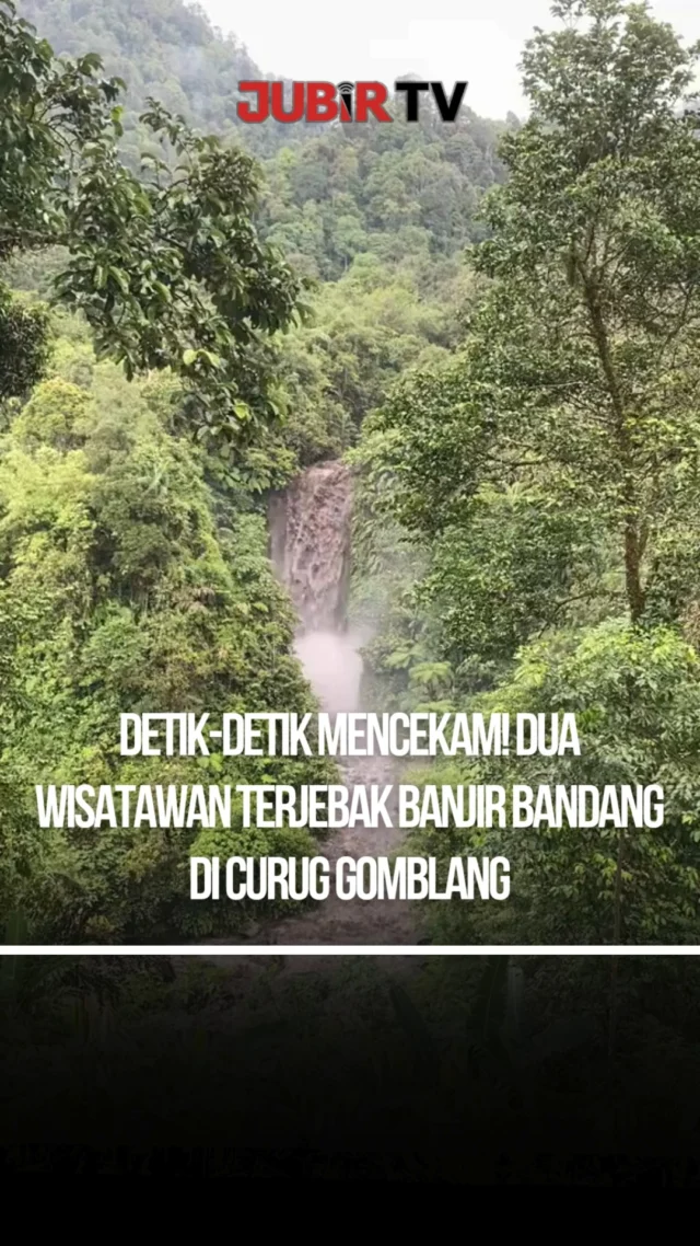 Dua wisatawan sempat terjebak arus deras di kawasan Curug Gomblang, Banyumas, pada Jumat (10/4/2026) sekitar pukul 13.00 WIB.

Peristiwa terjadi saat debit air Sungai Logawa tiba-tiba meningkat akibat hujan deras di wilayah hulu, meski kondisi di lokasi terlihat cerah. Arus yang mendadak deras dan keruh membuat keduanya tidak sempat menyelamatkan diri.

Petugas dan tim SAR gabungan yang menerima laporan langsung melakukan evakuasi. Setelah proses yang cukup dramatis, kedua wisatawan berhasil diselamatkan tanpa mengalami luka serius.

Meski selamat, keduanya dilaporkan mengalami kepanikan dan trauma ringan akibat kejadian tersebut.

Peristiwa ini menjadi pengingat bagi wisatawan untuk selalu waspada terhadap perubahan cuaca, terutama saat berada di kawasan air terjun.

Sc : Berbagai Sumber
Editor : Tino

#jubirtv #jubirtvnewscom #curuggomblang #banyumas #banjirbandang #wisataalam #beritaterkini #infokejadian #indonesia #sar