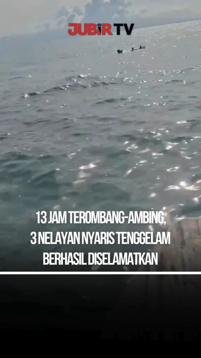 Tiga nelayan mengalami kejadian dramatis setelah terombang-ambing di perairan Tanjung Lesung, Banten, selama kurang lebih 13 jam pada Sabtu (11/4/2026).

Peristiwa ini terjadi diduga akibat gangguan teknis pada perahu serta faktor cuaca, yang membuat mereka tidak dapat kembali ke daratan dan harus bertahan di tengah laut.

Momen tersebut sempat terekam dan viral di media sosial, memperlihatkan kondisi nelayan yang kelelahan setelah berjam-jam terombang-ambing di perairan.

Beruntung, ketiga nelayan akhirnya ditemukan oleh pemancing atau nelayan lain yang melintas di lokasi. Proses evakuasi berlangsung dramatis, namun seluruh korban berhasil diselamatkan dalam kondisi selamat meski kelelahan.

Peristiwa ini menjadi pengingat bagi para nelayan untuk selalu memperhatikan kondisi cuaca serta memastikan kesiapan perahu sebelum melaut.

Sc : Berbagai Sumber
Editor : Tino

#jubirtv #jubirtvnewscom #tanjunglesung #nelayan #banten #kejadianlaut #beritaterkini #infoviral #indonesia #dramatis