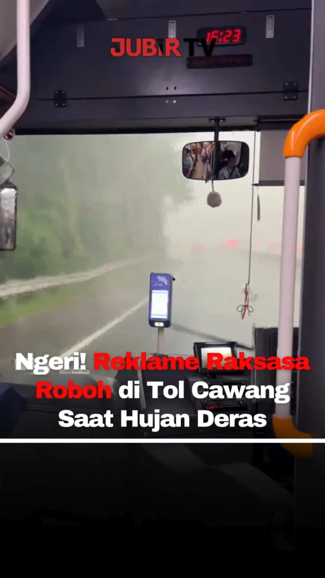 Sebuah papan reklame berukuran besar roboh di kawasan Tol Cawang, Jakarta Timur, pada Minggu (12/4/2026) sekitar pukul 16.23 WIB, saat hujan deras disertai angin kencang.

Peristiwa ini terekam dari dalam bus TransJakarta yang sedang melintas dan viral di media sosial. Dalam video, jarak pandang terlihat terbatas akibat cuaca buruk, sementara seorang penumpang sempat melihat reklame mulai bergerak sebelum akhirnya roboh ke arah jalan.

Beruntung, sopir bus TransJakarta rute Cikarang–Cawang sigap menghentikan kendaraan beberapa meter sebelum material menutup jalur, sehingga tidak menimbulkan korban jiwa.

Meski demikian, kejadian ini sempat memicu kepanikan penumpang dan menyebabkan kemacetan. Robohnya reklame diduga akibat angin kencang serta beban air hujan yang membuat kerangka penyangga tidak mampu bertahan.

Pengguna jalan diimbau untuk tetap waspada saat melintas di tengah cuaca ekstrem.

Sc : Berbagai Sumber
Editor : Tino

#jubirtv #jubirtvnewscom #cawang #jakartatimur #cuacaekstrem #reklameroboh #transjakarta #beritaterkini #infoviral #indonesia