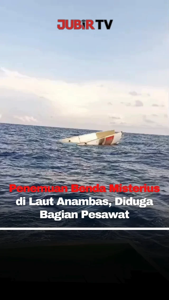 Nelayan di perairan Kabupaten Kepulauan Anambas hingga Natuna, Kepulauan Riau, dihebohkan dengan penemuan benda misterius yang mengapung di laut, Selasa (21/4/2026).

Temuan tersebut terekam video dan viral di media sosial. Dalam rekaman, terlihat benda berukuran cukup besar menyerupai potongan logam berwarna putih, dengan bentuk mirip bagian badan pesawat. Bahkan, tampak tanda menyerupai bendera China pada permukaannya.

Sejumlah nelayan menduga benda tersebut merupakan puing pesawat dari luar negeri yang jatuh ke laut, terlebih kondisinya terlihat seperti bekas terbakar.

Meski begitu, pihak kepolisian masih melakukan pendalaman. Kabid Humas Polda Kepri menyebut, hingga saat ini asal-usul dan kebenaran benda tersebut belum dapat dipastikan dan masih dalam tahap pengecekan lebih lanjut.

Peristiwa ini pun memicu rasa penasaran sekaligus kekhawatiran di kalangan masyarakat.

Sc : Berbagai Sumber
Editor : Tino

#jubirtv #jubirtvnewscom #anambas #natuna #kepri #bendamisterius #puingpesawat #beritaterkini #infoviral #indonesia