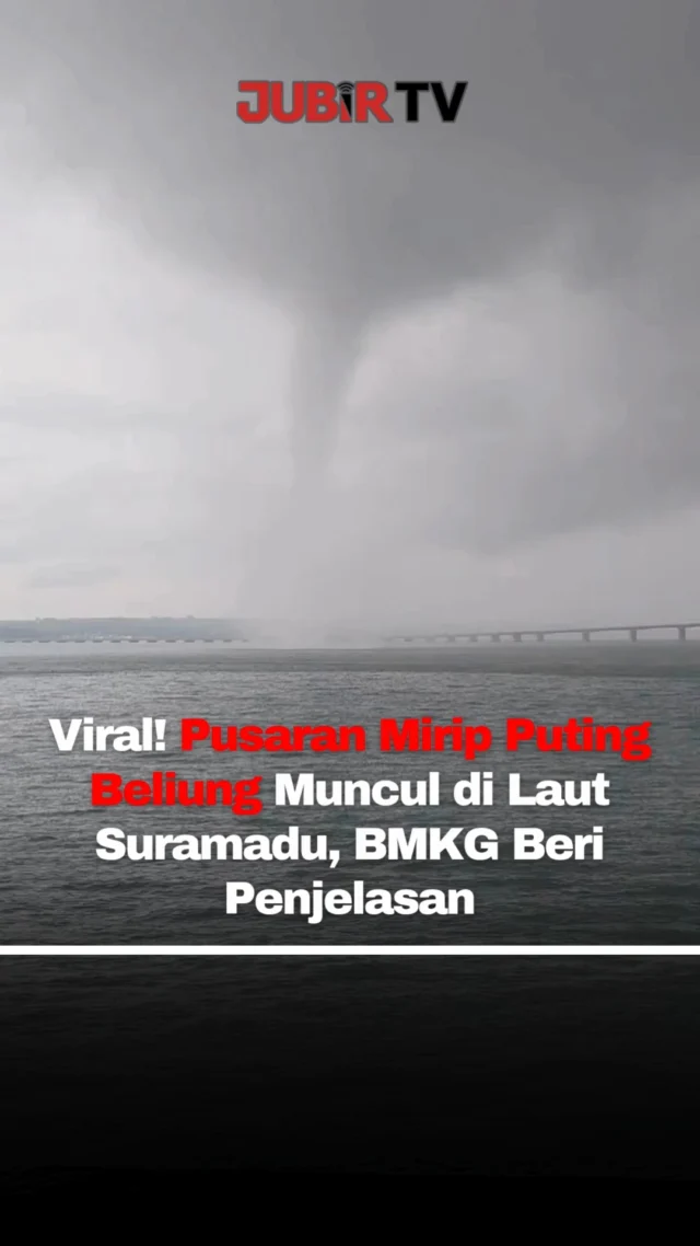 Fenomena pusaran angin di atas laut atau waterspout muncul di perairan Selat Madura, tepatnya di sekitar Jembatan Suramadu, pada Rabu (22/4/2026) siang.

Peristiwa ini sempat terekam kamera warga dan viral di media sosial. Dalam video terlihat kolom pusaran angin menjulang dari permukaan air ke langit, disertai kondisi cuaca mendung.

BMKG menjelaskan, waterspout merupakan fenomena mirip angin puting beliung yang terjadi di atas perairan. Kemunculannya dipicu oleh pertumbuhan awan Cumulonimbus akibat udara panas dan lembap yang menciptakan turbulensi kuat hingga membentuk pusaran angin.

Fenomena ini umum terjadi saat masa pancaroba dan biasanya berdurasi singkat, namun tetap berpotensi membahayakan jika berada dekat jembatan atau jalur aktivitas masyarakat.

BMKG mengimbau warga dan pengendara untuk tetap waspada serta tidak mendekati pusaran angin, terutama saat cuaca terlihat tidak stabil.

Sc : Berbagai Sumber
Editor : Tino

#jubirtv #jubirtvnewscom #suramadu #selatmadura #waterspout #cuacaekstrem #bmkg #jawatimur #beritaterkini #infoviral