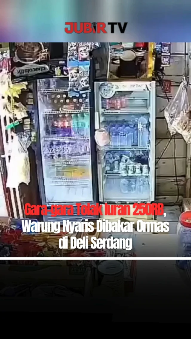 Penolakan iuran Rp250 ribu berujung ancaman pembakaran di Deli Serdang.

Seorang pria yang mengaku dari ormas diduga meminta iuran kepada pemilik warung Aceh di kawasan Sunggal. Namun, permintaan tersebut ditolak hingga memicu keributan.

Pelaku diduga membawa bensin dan senjata tajam, bahkan nyaris membakar warung. Beruntung, warga berhasil menggagalkan aksi tersebut.

Kasus ini sempat viral dan pelaku kini telah diamankan pihak kepolisian.

Sc : Berbagai Sumber
Editor : Tino

#jubirtv #jubirtvnewscom #deliserdang #pungli #ormas #kriminal #beritaterkini #infoviral #indonesia #medan