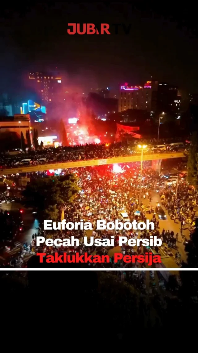 Kota Bandung dipenuhi euforia kemenangan usai Persib Bandung berhasil mengalahkan Persija dalam laga bergengsi yang berlangsung Minggu malam.

Usai peluit panjang dibunyikan, ribuan Bobotoh memadati sejumlah ruas jalan, mulai dari Flyover Pasupati hingga pusat Kota Bandung. Konvoi kemenangan berlangsung meriah dengan nyanyian dukungan, kibaran bendera Persib, hingga nyala flare yang membuat suasana kota berubah menjadi lautan biru.

Perayaan kemenangan Maung Bandung itu juga menarik perhatian warga dan pengguna jalan yang melintas. Meski berlangsung penuh antusiasme, para suporter tetap diimbau menjaga ketertiban dan keselamatan selama konvoi berlangsung agar situasi tetap aman dan kondusif.

Sc : Berbagai Sumber
Editor : Tino

#jubirtv #jubirtvnewscom #persib #persijavspsersib #bobotoh #bandung #maungbandung #ligaindonesia #konvoibobotoh #persibday #beritaolahraga #viralbola