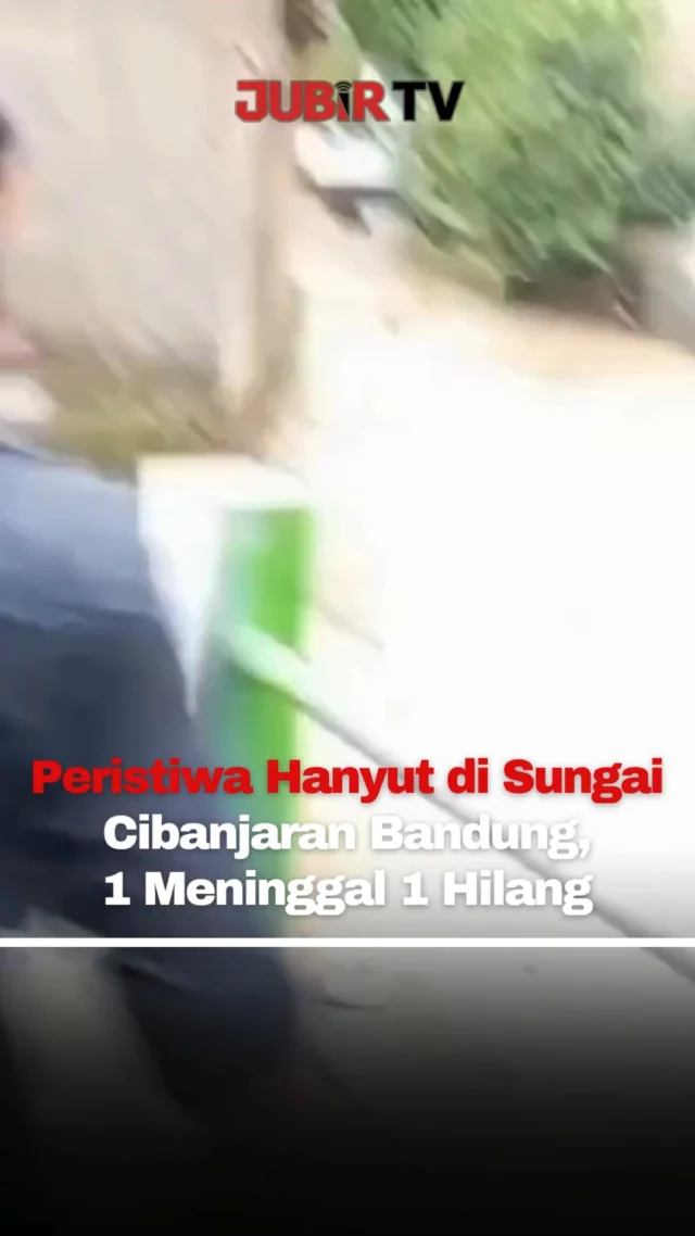 Peristiwa nahas terjadi di Sungai Cibanjaran, Kampung Sasak Dua, Kecamatan Banjaran, Kabupaten Bandung, pada Rabu (15/4/2026) sekitar pukul 15.50 WIB.

Sebanyak enam orang dilaporkan hanyut akibat derasnya arus sungai. Dalam video yang beredar, sejumlah warga terlihat berusaha menolong korban dengan melompat ke sungai, namun sebagian justru ikut terseret arus.

Hingga sekitar pukul 17.00 WIB, empat orang berhasil selamat. Satu korban, seorang perempuan bernama Gina (18), ditemukan dalam kondisi meninggal dunia, sementara satu korban lainnya masih dalam pencarian.

Proses evakuasi dan pencarian terus dilakukan oleh warga bersama pihak terkait di lokasi kejadian.

Sc : Berbagai Sumber
Editor : Tino

#jubirtv #jubirtvnewscom #bandung #banjaran #sungai #kejadiantragis #beritaterkini #infoviral #indonesia #musibah