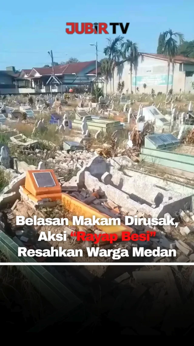 Belasan makam di area pemakaman Gang Wakaf, Kecamatan Medan Deli, Kota Medan, dilaporkan rusak setelah bagian besinya dicuri oleh oknum yang dikenal warga sebagai “rayap besi”, pada Jumat (25/4/2026).

Aksi tersebut disebut sudah berulang dan meresahkan warga sekitar. Besi hasil curian diduga dijual ke pemulung dengan harga sekitar Rp5.000 per kilogram, dan disebut-sebut digunakan untuk hal negatif.

Seorang pria yang diduga pelaku sempat diamankan oleh warga dan dibawa ke kantor kelurahan. Dalam pemeriksaan, ia mengakui perbuatannya serta membuat surat pernyataan untuk tidak mengulangi aksi serupa.

Meski demikian, kasus ini disebut berakhir secara kekeluargaan, sehingga menimbulkan kekhawatiran warga karena area pemakaman tidak memiliki penjaga tetap dan rawan kembali menjadi sasaran.

Sc : Berbagai Sumber
Editor : Tino

#jubirtv #jubirtvnewscom #medan #pencurian #makam #rayapbesi #beritaterkini #infoviral #sumut #indonesia