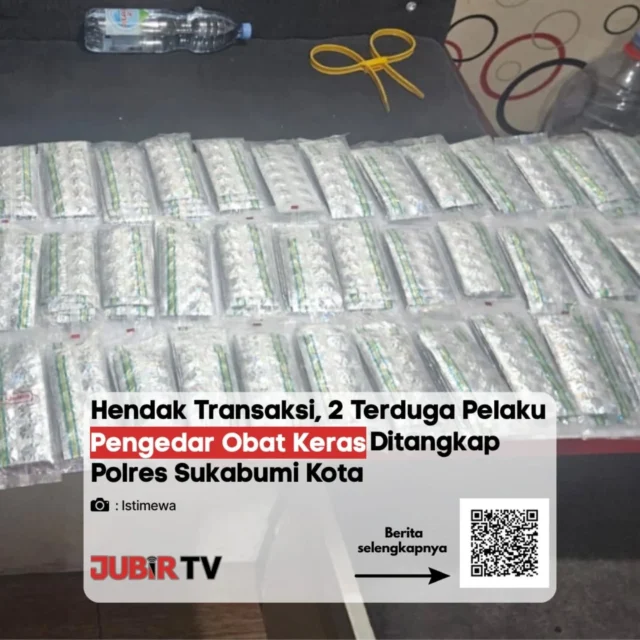 Dua terduga pengedar obat keras diamankan Polres Sukabumi Kota saat hendak melakukan transaksi.

Penangkapan ini merupakan hasil pengembangan informasi masyarakat terkait peredaran obat keras ilegal di wilayah Kota Sukabumi. Polisi berhasil mengamankan pelaku beserta barang bukti yang diduga akan diedarkan.

Kasus ini kembali menjadi peringatan bahwa peredaran obat keras tanpa izin masih menjadi ancaman serius, terutama bagi generasi muda.

Menurut kamu, bagaimana cara paling efektif mencegah peredaran obat ilegal di lingkungan sekitar?

📌 𝐈𝐧𝐟𝐨 𝐥𝐞𝐧𝐠𝐤𝐚𝐩𝐧𝐲𝐚 𝐜𝐞𝐤 𝐝𝐢 𝐬𝐭𝐨𝐫𝐲 & 𝐬𝐨𝐫𝐨𝐭𝐚𝐧

#jubirtv #jubirtvnewscom #sukabumi #jawabarat #kriminal narkoba obatkeras polisi hukum beritaterkini