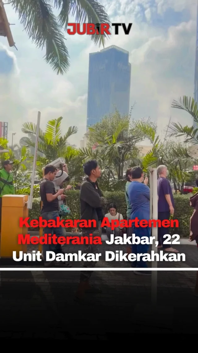 Kebakaran terjadi di Apartemen Mediterania Garden Residence 1, Tanjung Duren Selatan, Grogol Petamburan, pada Kamis (30/4/2026) pagi.

Api dilaporkan muncul sekitar pukul 07.30 WIB dari salah satu unit di Tower Cathelya dan sempat membesar hingga menarik perhatian warga sekitar.

Petugas pemadam kebakaran langsung bergerak cepat dengan mengerahkan 22 unit mobil damkar dan 110 personel untuk menangani insiden tersebut.

Api berhasil dilokalisir sekitar pukul 07.53 WIB, namun proses pendinginan dan evakuasi penghuni masih terus dilakukan untuk memastikan situasi aman.

Tidak ada laporan korban jiwa dalam kejadian ini. Namun, sejumlah penghuni mengalami luka ringan dan sesak napas, serta telah dilarikan ke rumah sakit terdekat untuk mendapatkan perawatan.

Hingga kini, penyebab kebakaran masih dalam penyelidikan pihak berwenang.

Sc : Berbagai Sumber
Editor : Tino

#jubirtv #jubirtvnewscom #jakartabarat #kebakaran #apartemen #mediterania #damkar #beritaterkini #infoviral #jakarta #newsupdate