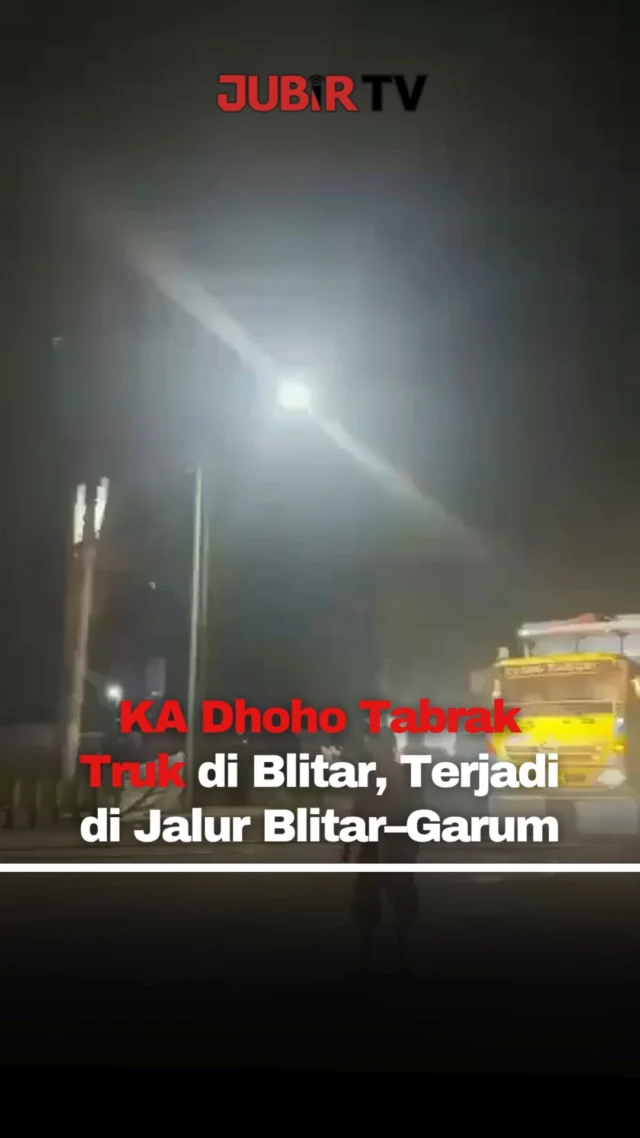 Kecelakaan kembali terjadi di perlintasan kereta api. Kali ini, KA 408 Commuterline Dhoho menabrak sebuah truk di perlintasan sebidang JPL 190, Jalan Imam Bonjol, Kecamatan Sanan Wetan, Kota Blitar, Jawa Timur.

Peristiwa terjadi pada Selasa (28/4/2026) sekitar pukul 21.35 WIB, di jalur antara Stasiun Blitar dan Stasiun Garum.

Insiden bermula saat truk berada di perlintasan, hingga akhirnya tertemper kereta yang melintas dari arah Surabaya menuju Malang.

Kejadian ini sempat menarik perhatian warga sekitar yang berada di lokasi.

Hingga saat ini, belum ada informasi resmi terkait korban jiwa maupun dampak lebih lanjut dari insiden tersebut.

Sc : Berbagai Sumber
Editor : Tino

#jubirtv #jubirtvnewscom #blitar #kecelakaankereta #kai #commuterline #keretaapi #jawatimur #beritaterkini #infoviral #newsupdate
