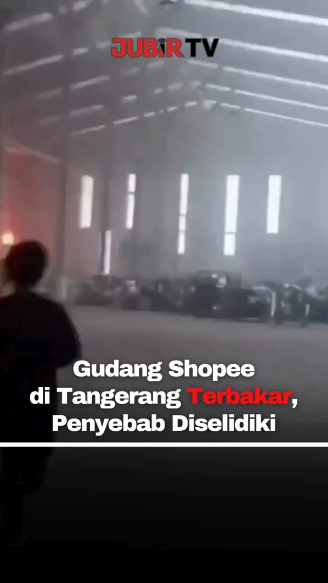 Kebakaran melanda gudang ekspedisi milik Shopee di Jalan Raya Kutabumi, Pasar Kemis, Kabupaten Tangerang, Sabtu (25/4/2026) sore.

Kobaran api dan asap tebal terlihat dari lokasi kejadian hingga menarik perhatian warga sekitar. Hingga saat ini, penyebab kebakaran masih dalam penyelidikan dan belum ada laporan resmi terkait korban.

Di tengah insiden tersebut, peristiwa ini turut memicu perhatian di media sosial. Sejumlah warganet mengaitkannya dengan kondisi kerja driver ekspedisi yang dinilai cukup berat, mulai dari target pengiriman, sistem paket, hingga ongkos kirim yang dianggap tidak sebanding.

Meski belum ada keterkaitan langsung antara kebakaran dan isu tersebut, fenomena ini mencerminkan adanya keresahan di kalangan pekerja logistik yang kembali menjadi sorotan publik.

Masyarakat di sekitar lokasi diimbau tetap waspada selama proses penanganan berlangsung.

Sc : Berbagai Sumber
Editor : Tino

#jubirtv #jubirtvnewscom #tangerang #shopee #kebakaran #pasarkemis #banten #beritaterkini #infoviral #indonesia