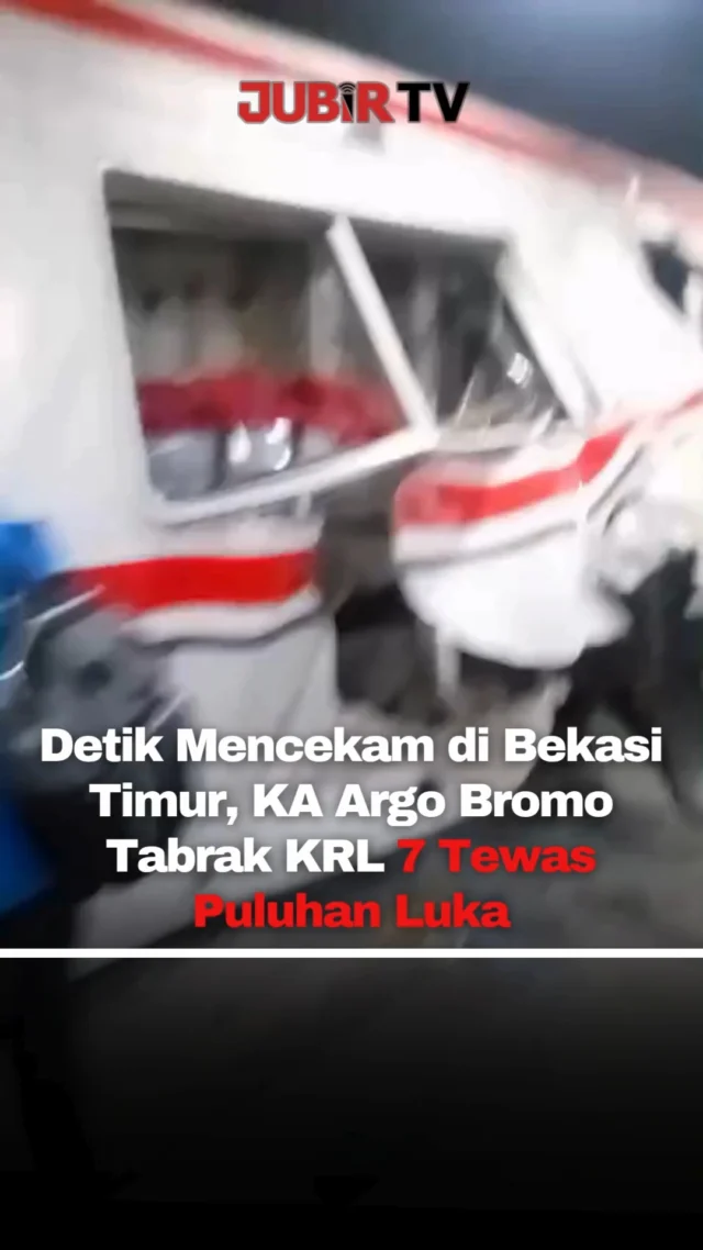Kecelakaan kereta api terjadi di Stasiun Bekasi Timur, Senin (27/4/2026) malam.

KA Argo Bromo menabrak KRL yang tengah berhenti di jalur usai insiden di perlintasan dekat Bulak Kapal.

Akibat kejadian ini, 7 orang meninggal dunia dan 81 lainnya mengalami luka-luka. Proses evakuasi berlangsung hingga sekitar 8 jam.

Sejumlah perjalanan KA juga dibatalkan akibat insiden ini.

Menurut kamu, apa yang harus diperbaiki agar kejadian seperti ini tidak terulang?

Sc : Berbagai Sumber
Editor : Tino

#jubirtv #jubirtvnewscom #bekasi #kecelakaankereta #kai #krl #argobromo #beritaterkini #infoviral #jawabarat #indonesia #newsupdate