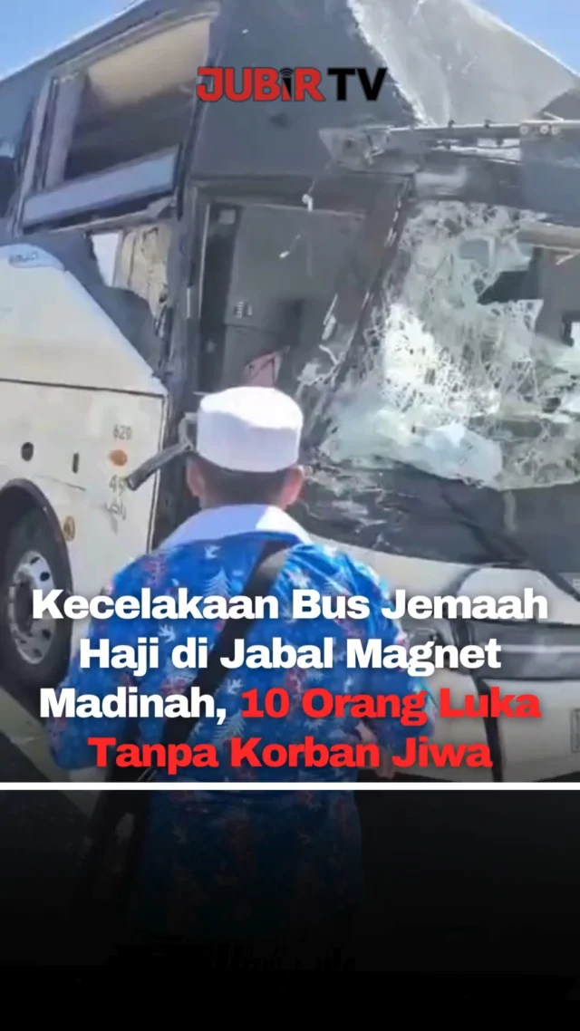 Bus yang mengangkut jemaah haji asal Kabupaten Probolinggo, Jawa Timur, mengalami kecelakaan di kawasan Jabal Magnet (Mantika Baidha), sekitar 60 km barat laut Madinah, Arab Saudi, pada Selasa (28/4/2026) waktu setempat.

Insiden terjadi saat rombongan dari kloter SUB 02 Embarkasi Surabaya tengah dalam perjalanan kembali menuju Madinah usai mengikuti kegiatan ziarah atau city tour yang diselenggarakan oleh KBIH di luar agenda resmi haji.

Kecelakaan diduga dipicu oleh kendaraan lain yang tiba-tiba memotong jalur, sehingga sopir bus kehilangan kendali dan terjadi benturan. Bagian depan bus dilaporkan mengalami kerusakan cukup parah.

Otoritas memastikan tidak ada korban jiwa dalam peristiwa ini. Namun, sekitar 10 jemaah mengalami luka-luka, sebagian besar akibat benturan dan serpihan kaca. Mayoritas korban telah mendapatkan perawatan, sementara satu jemaah masih menjalani observasi medis.

Sopir bus dilaporkan mengalami luka cukup serius dan telah dilarikan ke rumah sakit.

Pihak KJRI Jeddah terus memantau kondisi para korban dan berkoordinasi dengan otoritas setempat. Sementara itu, PPIH mengingatkan agar kegiatan di luar agenda resmi dilakukan dengan lebih hati-hati.

Sc : Berbagai Sumber
Editor : Tino

#jubirtv #jubirtvnewscom #haji #madinah #probolinggo #kecelakaanbus #jamaahhaji #arabsaudi #beritaterkini #infoviral #indonesia
