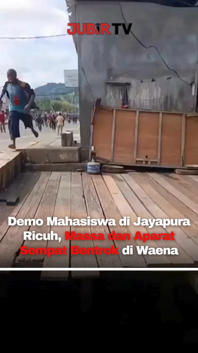 Aksi demonstrasi ratusan mahasiswa yang tergabung dalam Solidaritas Mahasiswa Papua berujung ricuh di kawasan Waena hingga Abepura, Kota Jayapura, pada Senin (27/4/2026).

Aksi yang berlangsung di sejumlah titik seperti Waena, Lingkaran Abepura, Perumnas Tiga, hingga sekitar Universitas Cenderawasih ini mengangkat isu Papua darurat militer dan kemanusiaan.

Demonstrasi dipicu oleh rangkaian peristiwa berdarah di Papua, di antaranya insiden di Dogiyai yang menewaskan 5 orang serta penembakan di Puncak Jaya dengan 11 korban jiwa.

Situasi mulai memanas saat massa melakukan longmarch menuju Lingkaran Abepura dan dihadang aparat kepolisian. Ketegangan berujung bentrokan, disertai aksi saling lempar.

Aparat kemudian membubarkan massa menggunakan meriam air dan gas air mata. Sejumlah titik sempat diblokade, bahkan dilaporkan ada kendaraan dan gerobak yang terbakar.

Hingga sore hari, situasi berangsur kondusif, sementara aparat masih berjaga di lokasi untuk mengantisipasi kejadian lanjutan.

Sc : Berbagai Sumber
Editor : Tino

#jubirtv #jubirtvnewscom #jayapura #papua #demo #unjukrasa #beritaterkini #infoviral #indonesia #breakingnews #newsupdate