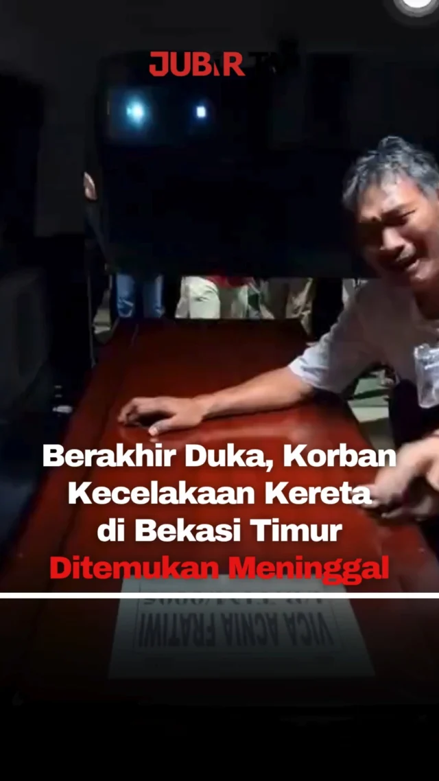 Seorang perempuan bernama Via Acnia Fratiwi yang sebelumnya sempat dicari, akhirnya ditemukan dalam kondisi meninggal dunia setelah menjadi korban kecelakaan kereta api di Bekasi Timur, Senin (27/4/2026).

Almarhumah diketahui mengalami insiden saat dalam perjalanan pulang ke rumah usai bekerja.

Momen haru terjadi saat sang ayah memeluk peti jenazah putrinya. Sehari sebelumnya, ia masih berkeliling mencari anaknya dengan membawa foto, berharap ditemukan dalam keadaan selamat.

Namun harapan itu berubah menjadi duka mendalam ketika kabar kepergian sang anak diterima.

Peristiwa ini menjadi bagian dari tragedi kecelakaan kereta api yang menimbulkan korban jiwa dan luka-luka di Bekasi Timur.

Jenazah telah diserahkan kepada pihak keluarga untuk dimakamkan.

Sc : Berbagai Sumber
Editor : Tino

#jubirtv #jubirtvnewscom #bekasi #kisahharu #kecelakaankereta #beritaterkini #infoviral #jawabarat #duka #humaninterest #indonesia