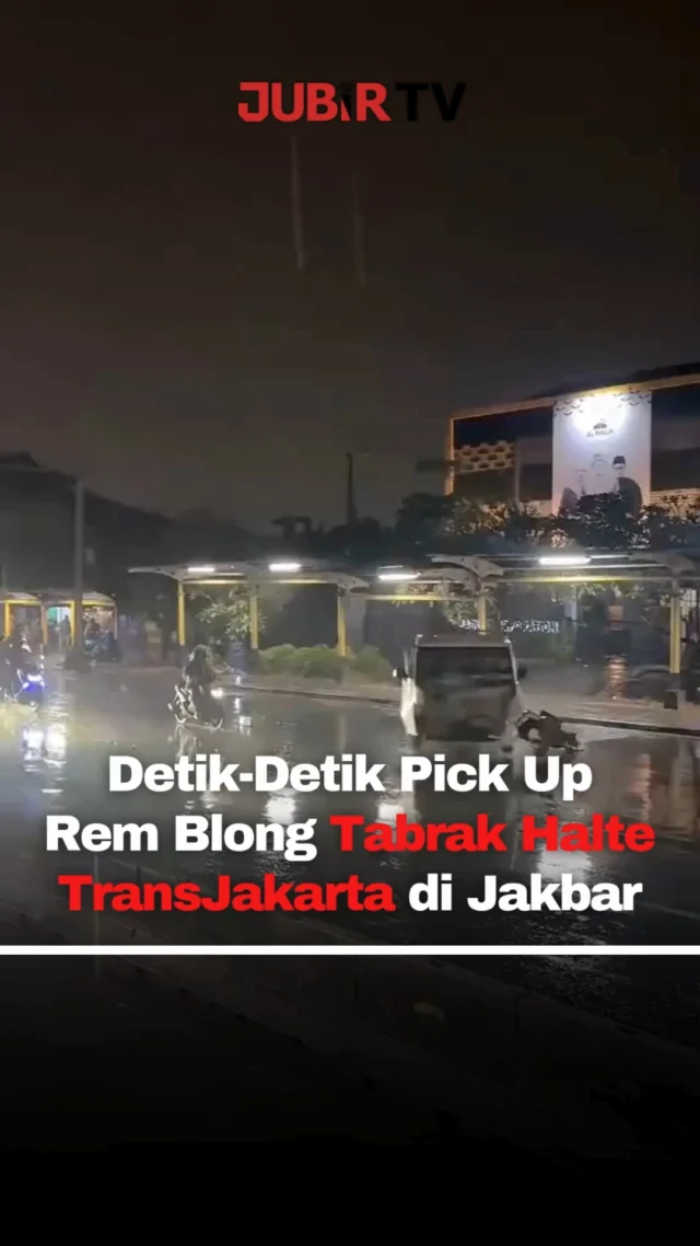 Sebuah mobil pick up diduga mengalami rem blong hingga kehilangan kendali dan menabrak halte TransJakarta di kawasan Rawa Buaya, Selasa (28/4/2026).

Peristiwa terjadi saat kondisi jalan dalam keadaan gerimis. Kendaraan terlihat oleng sebelum menghantam pembatas jalur busway dan berhenti di area halte.

Akibat kejadian tersebut, bagian depan mobil dan pintu mengalami kerusakan cukup parah. Posisi kendaraan sempat melintang di jalur busway.

Beruntung, tidak ada korban jiwa dalam insiden ini. Sopir berhasil dievakuasi dan segera mematikan mesin kendaraan setelah kejadian.

Sc : Berbagai Sumber
Editor : Tino

#jubirtv #jubirtvnewscom #jakartabarat #kecelakaan #remblong #transjakarta #rawabuaya #beritaterkini #infoviral #newsupdate #indonesia