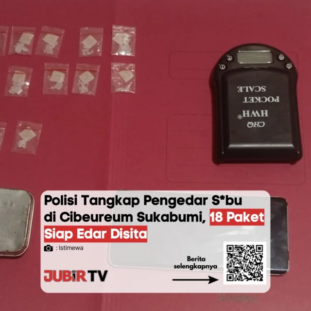 Satuan Narkoba Polres Sukabumi Kota kembali mengungkap peredaran s*bu di wilayah Cibeureum. Seorang pria berhasil diamankan bersama 18 paket s*bu siap edar.

Pengungkapan ini berawal dari laporan masyarakat terkait aktivitas mencurigakan. Dari hasil penggeledahan, polisi juga menyita timbangan digital dan handphone yang diduga digunakan untuk transaksi. 

Kasus ini masih dikembangkan untuk mengungkap jaringan yang lebih luas, termasuk pemasok yang kini masuk daftar pencarian orang. 

Menurut kamu, peran masyarakat dalam mengungkap kasus seperti ini sudah cukup maksimal?

📌 𝐈𝐧𝐟𝐨 𝐥𝐞𝐧𝐠𝐤𝐚𝐩𝐧𝐲𝐚 𝐜𝐞𝐤 𝐝𝐢 𝐬𝐭𝐨𝐫𝐲 & 𝐬𝐨𝐫𝐨𝐭𝐚𝐧

#jubirtv #jubirtvnewscom #sukabumi #cibeureum #narkoba #sabu #beritasukabumi #jawabarat