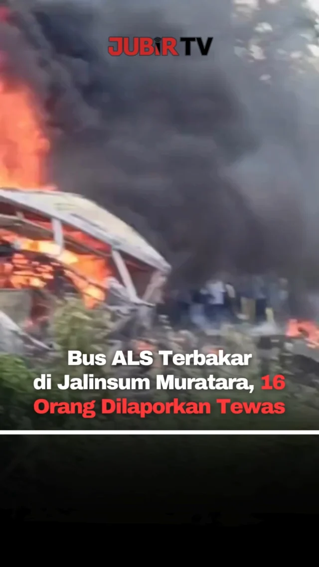 Kecelakaan maut disertai kebakaran hebat terjadi di Jalan Lintas Sumatera (Jalinsum), Kelurahan Karang Jaya, Kabupaten Musi Rawas Utara (Muratara), Sumatera Selatan, Rabu (6/5/2026).

Insiden melibatkan bus PO Antar Lintas Sumatera (ALS) dan mobil tangki BBM hingga kedua kendaraan terbakar di badan jalan. Api sempat membesar dan menyebabkan kemacetan panjang.

Bus ALS yang melaju dari arah Lubuk Linggau menuju Jambi diduga masuk ke jalur berlawanan sebelum menabrak mobil tangki dari arah berseberangan.

Data sementara, 16 orang dilaporkan meninggal dunia dan empat lainnya selamat serta menjalani perawatan. Polisi masih melakukan penyelidikan dan identifikasi korban di lokasi kejadian.

Sc : Berbagai Sumber
Editor : Tino

#jubirtv #jubirtvnewscom #busals #kecelakaanmaut #jalinsum #muratara #sumateraselatan #kecelakaanbus #busterbakar #breakingnews #beritaterkini #infoterkini