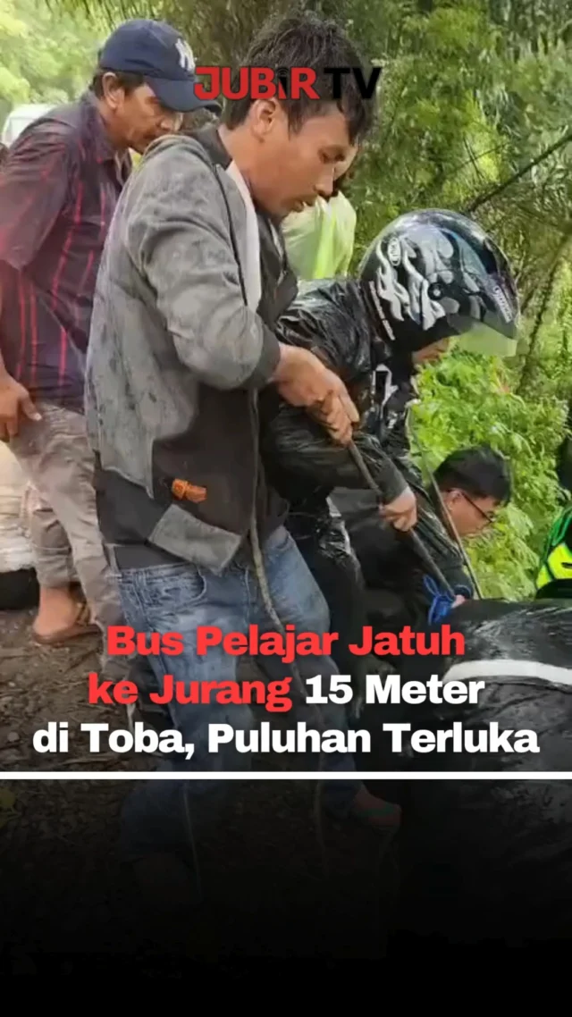 Kecelakaan bus pariwisata yang membawa rombongan pelajar terjadi di Jalan Lintas Sumatera, Desa Jangga Dolok, Kecamatan Lumban Julu, Kabupaten Toba, Sumatera Utara, Jumat (1/5/2026) sekitar pukul 09.30 WIB.

Bus yang mengangkut 58 penumpang itu diduga kehilangan kendali saat melaju dari arah Parapat menuju Laguboti, hingga akhirnya terjun ke jurang sedalam sekitar 15 meter.

Akibat kejadian tersebut, 48 pelajar mengalami luka-luka, termasuk sopir dan kernet, dan langsung dilarikan ke RSU Porsea serta RSU Parapat untuk mendapatkan perawatan. Sementara itu, beberapa penumpang lainnya dilaporkan selamat tanpa luka.

Rombongan diketahui merupakan anak Sekolah Minggu HKBP asal Kabupaten Batubara yang tengah dalam perjalanan menuju kegiatan sosial.

Peristiwa ini menjadi perhatian serius terkait keselamatan transportasi, khususnya bagi rombongan pelajar dalam perjalanan jarak jauh.

Sc : Berbagai Sumber
Editor : Tino

#jubirtv #jubirtvnewscom #toba #sumaterautara #kecelakaanbus #jalinsum #beritaterkini #infoviral #pelajar #breakingnews #indonesia