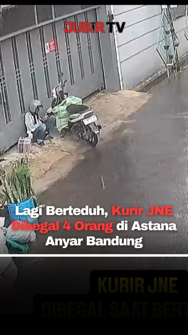 Seorang kurir JNE menjadi korban pembegalan di Jalan Maksudi RW 04, Kelurahan Panjunan, Kecamatan Astana Anyar, Kota Bandung, Minggu (3/5/2026) sekitar pukul 13.30 WIB.

Peristiwa terjadi saat korban tengah berteduh akibat hujan. Dalam kondisi tersebut, empat pelaku yang mengendarai dua sepeda motor datang dan langsung merampas motor korban beserta paket yang belum diantar.

Dalam rekaman CCTV, terlihat dua pelaku membawa kabur motor korban, sementara dua lainnya mengawal dari belakang. Korban sempat mencoba mengejar, namun pelaku berhasil melarikan diri.

Saat kabur, salah satu pelaku yang mengendarai Yamaha X-Ride bernomor polisi D 2657 SAY sempat terjatuh. Rekaman tersebut menjadi petunjuk penting bagi pihak kepolisian.

Beberapa jam setelah kejadian, dua pelaku berhasil diamankan warga di kawasan Pasir Koja dan kemudian diserahkan ke Polsek Astana Anyar untuk proses lebih lanjut.

Sc : Berbagai Sumber
Editor : Tino

#jubirtv #jubirtvnewscom #bandung #begal #kurir #jne #kriminal #astanaanyar #beritaterkini #infoviral #indonesia