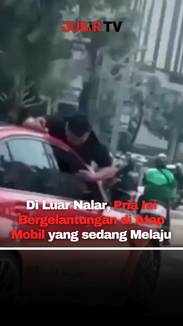 Aksi nekat seorang pria yang bergelantungan di atas mobil sedan merah di kawasan Taman Anggrek, Grogol Petamburan, viral di media sosial.

Peristiwa tersebut terjadi pada Jumat (1/5/2026) sekitar pukul 14.30 WIB, diduga bermula dari cekcok di area parkir Mal Taman Anggrek.

Meski sempat dilerai oleh petugas keamanan dan diarahkan untuk mediasi, situasi justru berlanjut ke luar area mal. Pria tersebut kemudian nekat naik ke kap mobil dan tetap bertahan saat kendaraan melaju ke arah Kemanggisan.

Dalam video yang beredar, pria terlihat tengkurap sambil berpegangan di bagian kap hingga atap mobil yang terus berjalan di jalan raya.

Polisi menduga insiden ini dipicu persoalan keluarga. Hingga kini, belum ada laporan resmi yang masuk, namun pihak kepolisian masih mengumpulkan keterangan dari sejumlah saksi.

Sc : Berbagai Sumber
Editor : Tino

#jubirtv #jubirtvnewscom #jakartabarat #viral #kejadian #grogol #tamananggrek #infoviral #beritaterkini #indonesia #faktaviral