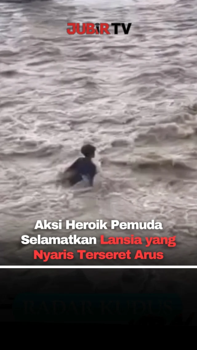 Seorang lansia sekitar 70 tahun nyaris terseret arus saat menyeberangi sungai di Anduriang, Kayu Tanam, Minggu (3/5/2026) sore.

Korban nekat menyeberang karena rakit tidak beroperasi akibat arus deras. Ia mencoba bergelantungan pada tali sambil membawa barang, namun kehilangan pegangan di tengah sungai.

Beruntung, seorang pemuda yang berada di hilir sigap menolong dan berhasil menyelamatkan korban.

Peristiwa ini kembali menyoroti minimnya akses penyeberangan sejak jembatan di lokasi tersebut rusak, membuat warga terpaksa mengambil risiko.

Sc : Berbagai Sumber
Editor : Tino

#jubirtv #jubirtvnewscom #padangpariaman #sumaterabarat #kejadian #viral #infoviral #beritaterkini #peristiwa #sungaideras #penyelamatan #dramatis #faktaviral #indonesia