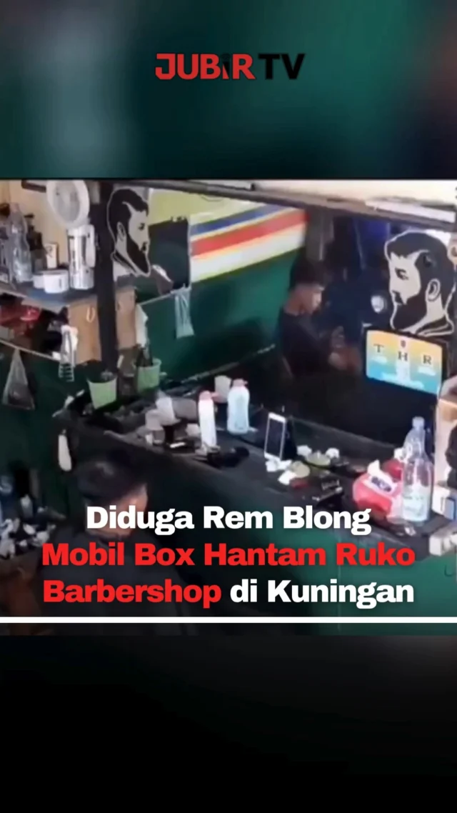 Detik-detik kecelakaan mobil box bermuatan bahan konveksi yang menabrak ruko barbershop di Karangkamulyan, Kabupaten Kuningan, terekam kamera CCTV pada Jumat sore (8/5/2026).

Dalam rekaman terlihat kendaraan melaju tak terkendali sebelum menghantam bagian depan ruko yang saat itu sedang digunakan untuk aktivitas cukur rambut. Mobil diduga mengalami rem blong hingga keluar jalur dan menabrak bangunan di pinggir jalan.

Meski bagian depan barbershop rusak cukup parah, pelanggan dan tukang cukur di dalam ruko berhasil menyelamatkan diri sehingga tidak ada korban jiwa dalam insiden tersebut.

Kecelakaan itu sempat menarik perhatian warga dan pengguna jalan yang melintas, sementara pihak terkait masih melakukan penanganan serta pendataan kerugian.

Sc : Berbagai Sumber
Editor : Tino

#jubirtv #jubirtvnewscom #mobilbox #kecelakaan #kuningan #barbershop #remblong #cctvviral #kecelakaanlaluLintas #beritaterkini #viralindonesia #breakingnews