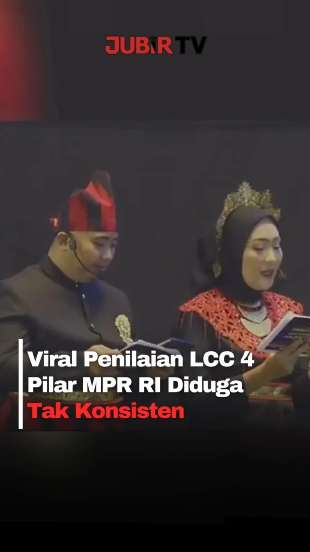Final Lomba Cerdas Cermat (LCC) 4 Pilar MPR RI 2026 di Pontianak menjadi perbincangan publik usai cuplikan penilaian dewan juri viral di media sosial.

Perdebatan muncul ketika Regu C dari SMAN 1 Pontianak mendapat pengurangan poin karena pelafalan frasa “Dewan Perwakilan Daerah” dianggap kurang jelas saat menjawab pertanyaan tentang mekanisme pemilihan anggota BPK. Namun pada sesi berikutnya, Regu B dari SMAN 1 Sambas memperoleh nilai penuh meski jawaban yang disampaikan dinilai memiliki inti serupa.

Situasi itu memicu protes dari pihak SMAN 1 Pontianak dan menuai berbagai reaksi warganet yang menilai penilaian dewan juri tidak konsisten.

Menanggapi polemik tersebut, MPR RI menyampaikan permintaan maaf dan akan melakukan evaluasi terhadap pelaksanaan lomba serta sistem penilaian juri. Sementara Dinas Pendidikan Kalimantan Barat menduga perbedaan penilaian dipengaruhi gangguan speaker di meja juri yang membuat jawaban peserta tidak terdengar jelas.

Sc : Berbagai Sumber
Editor : Tino

#jubirtv #jubirtvnewscom #lcc4pilar #mprri #pontianak #viralindonesia #sman1pontianak #lcccermat #beritaviral #kalbar #fypindonesia #kontroversi