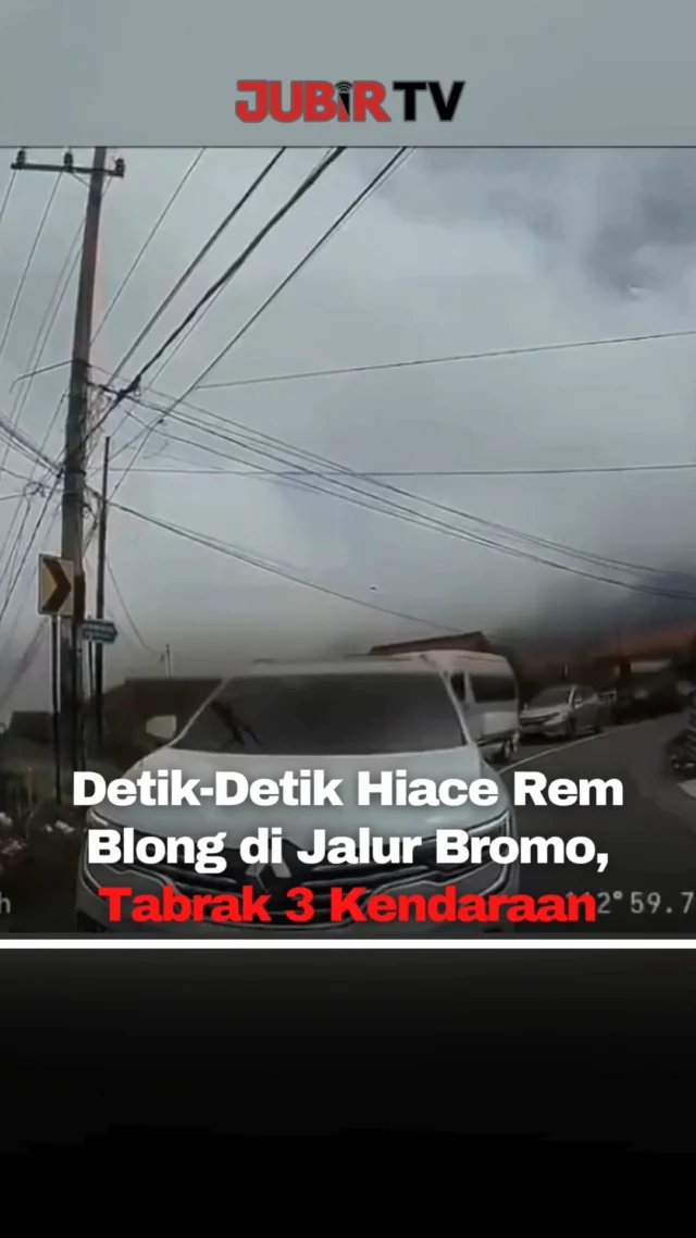 Kecelakaan beruntun terjadi di jalur wisata Gunung Bromo, tepatnya di Desa Ngadas, Kecamatan Sukapura, Kabupaten Probolinggo, Sabtu pagi (9/5/2026).

Insiden melibatkan sebuah Toyota Hiace yang mengangkut wisatawan asal Singapura. Kendaraan diduga mengalami rem blong saat melintasi jalur menurun dari kawasan Bromo hingga melaju tak terkendali dan menabrak tiga kendaraan di depannya sebelum akhirnya berhenti usai menghantam tiang listrik.

Tidak ada korban jiwa dalam kejadian tersebut. Namun sejumlah penumpang dilaporkan mengalami luka ringan dan trauma lalu dievakuasi ke Puskesmas Sukapura untuk mendapat penanganan medis.

Peristiwa ini menjadi pengingat bagi pengendara untuk selalu memeriksa kondisi kendaraan, terutama sistem pengereman, saat melintasi jalur ekstrem kawasan wisata pegunungan.

Sc : Berbagai Sumber
Editor : Tino

#jubirtv #jubirtvnewscom #bromo #kecelakaan #probolinggo #remblong #toyotahiace #wisatabromo #kecelakaanberuntun #beritaterkini #viralnews #jalurbromo