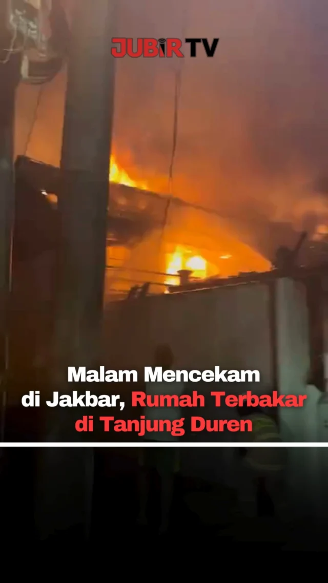 Sebuah rumah di kawasan Jalan Way Seputih II, Tanjung Duren Selatan, Grogol Petamburan, dilalap api pada Senin malam (4/5/2026).

Kobaran api yang cepat membesar sempat memicu kepanikan warga sekitar. Sejumlah warga bergegas keluar rumah untuk menyelamatkan diri dan barang berharga, bahkan ada yang mencoba membantu sebelum petugas datang.

Laporan kebakaran langsung ditindaklanjuti petugas pemadam yang segera menuju lokasi. Operasi pemadaman dimulai sekitar pukul 21.58 WIB, dan api berhasil dikendalikan pada 22.14 WIB agar tidak merambat ke bangunan lain.

Proses dilanjutkan dengan pendinginan hingga benar-benar aman, dan penanganan dinyatakan selesai sekitar 22.58 WIB setelah mengerahkan 15 unit dan 75 personel.

Hingga saat ini, penyebab kebakaran masih dalam proses penyelidikan.

Sc : Berbagai Sumber
Editor : Tino

#jubirtv #jubirtvnewscom #jakartabarat #kebakaran #tanjungduren #damkar #beritaterkini #infoviral #kejadian #indonesia