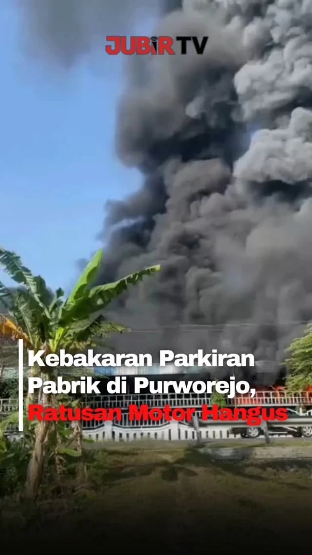 Kebakaran hebat melanda area parkir karyawan PT Arami Jaya di Desa Harjobinangun, Kecamatan Grabag, Kabupaten Purworejo, Kamis (14/5/2026) pagi sekitar pukul 08.00 WIB.

Api muncul saat aktivitas kerja berlangsung dan dengan cepat membesar hingga menghanguskan ratusan sepeda motor milik karyawan. Kondisi parkiran yang padat membuat kobaran api mudah merembet ke kendaraan lain.

Petugas keamanan perusahaan bersama para pekerja sempat mencoba memadamkan api menggunakan alat seadanya, namun kobaran terus meluas sebelum akhirnya ditangani petugas pemadam kebakaran.

Tidak ada korban jiwa dalam kejadian tersebut. Namun dua orang dilaporkan mengalami luka bakar dan sesak napas akibat asap tebal lalu dilarikan ke RSUD Cokronegoro untuk mendapat perawatan.

Hingga kini, penyebab pasti kebakaran masih dalam proses penyelidikan.

Sc : Berbagai Sumber
Editor : Tino

#jubirtv #jubirtvnewscom #kebakaran #purworejo #grabag #motorterbakar #beritaviral #breakingnews #viralindonesia #jawatengah #kebakaranhebat #fypindonesia