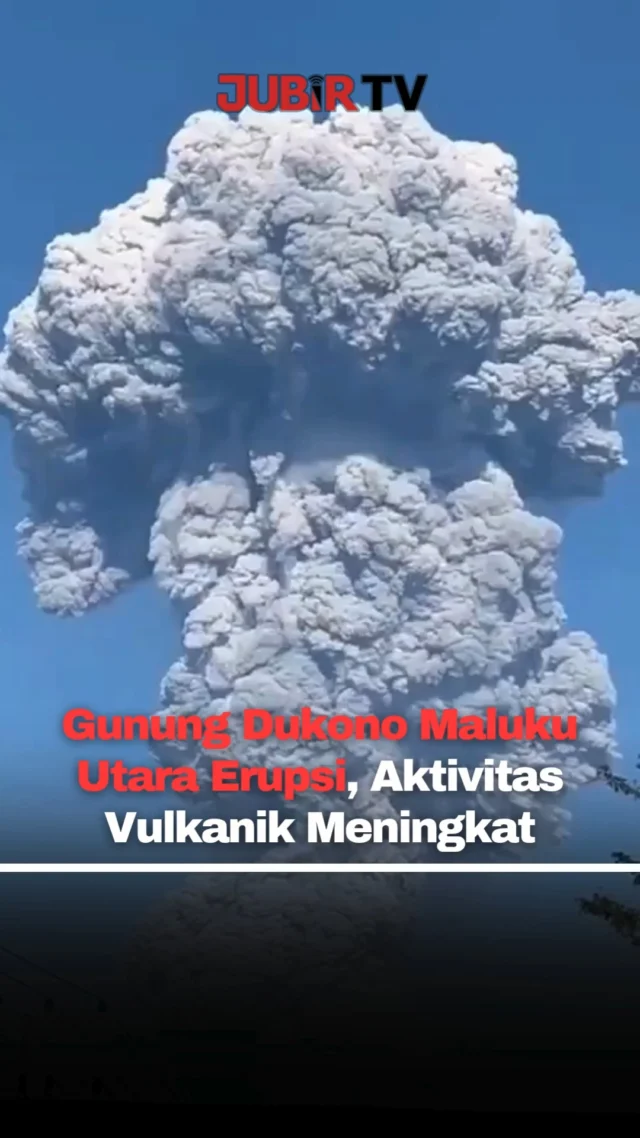 Gunung Dukono di Kabupaten Halmahera Utara, Maluku Utara, mengalami erupsi besar pada Jumat (8/5/2026) pagi sekitar pukul 07.40–07.41 WIT.

Letusan melontarkan kolom abu vulkanik setinggi sekitar 10 kilometer dengan warna kelabu hingga hitam pekat, disertai dentuman dan terekam berdurasi hampir 1.000 detik. Sebaran abu dilaporkan meluas ke berbagai arah dan berpotensi berdampak hingga wilayah permukiman, termasuk Kota Tobelo.

Akibat kejadian ini, lima pendaki dilaporkan mengalami luka-luka, sementara tim gabungan BPBD dan Basarnas masih melakukan evakuasi serta penyisiran di area gunung.

Gunung Dukono saat ini berstatus Level II (Waspada). Masyarakat dan wisatawan dilarang mendekat dalam radius 4 kilometer dari kawah, serta diminta waspada terhadap hujan abu dan potensi banjir lahar di aliran sungai sekitar.

Sc : Berbagai Sumber
Editor : Tino

#jubirtv #jubirtvnewscom #gunungdukono #erupsigunung #malukuutara #halmahera #bencanavulkanik #gunungmeletus