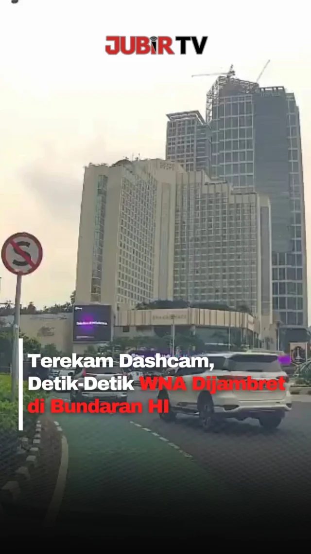 Aksi penjambretan kembali terjadi di kawasan Bundaran HI, Jakarta, Kamis sore (14/5/2026), dengan korban seorang warga negara asing (WNA).

Peristiwa itu terekam kamera dashcam dan viral di media sosial. Dalam video terlihat pelaku yang mengendarai sepeda motor mendekati korban saat sedang menggunakan ponsel di pinggir jalan, lalu langsung merampas perangkat tersebut dan melarikan diri.

Korban sempat berusaha mengejar pelaku, namun penjambret berhasil kabur dari lokasi kejadian. Insiden ini kembali memicu kekhawatiran publik karena kasus serupa sebelumnya juga pernah terjadi di kawasan Bundaran HI.

Masyarakat pun diimbau lebih waspada saat menggunakan ponsel di area jalan raya maupun pusat keramaian untuk menghindari aksi kriminalitas serupa.

Sc : Berbagai Sumber
Editor : Tino

#jubirtv #jubirtvnewscom #jambret #bundaranhi #jakarta #viralindonesia #kriminal #beritaviral #wna #dashcam #kejahatanjalanan #fypindonesia