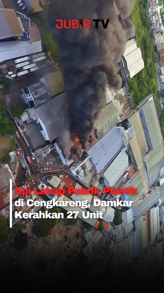 Kebakaran hebat melanda pabrik dan gudang plastik di kawasan Kapuk, Cengkareng, Jakarta Barat, Senin siang. Api membakar area gudang kardus dan plastik hingga proses pemadaman berlangsung lebih dari 17 jam.

Sebanyak 27 unit damkar dan 135 personel dikerahkan untuk mencegah api merembet ke permukiman warga. Tiga orang dilaporkan mengalami luka-luka dalam insiden tersebut.

Sc: Berbagai Sumber
Editor: Tino

#jubirtv #jubirtvnewscom #kebakaran #jakartabarat #cengkareng #kapuk #gudangterbakar #pabrikplastik #breakingnews #beritaviral #viralindonesia #damkar