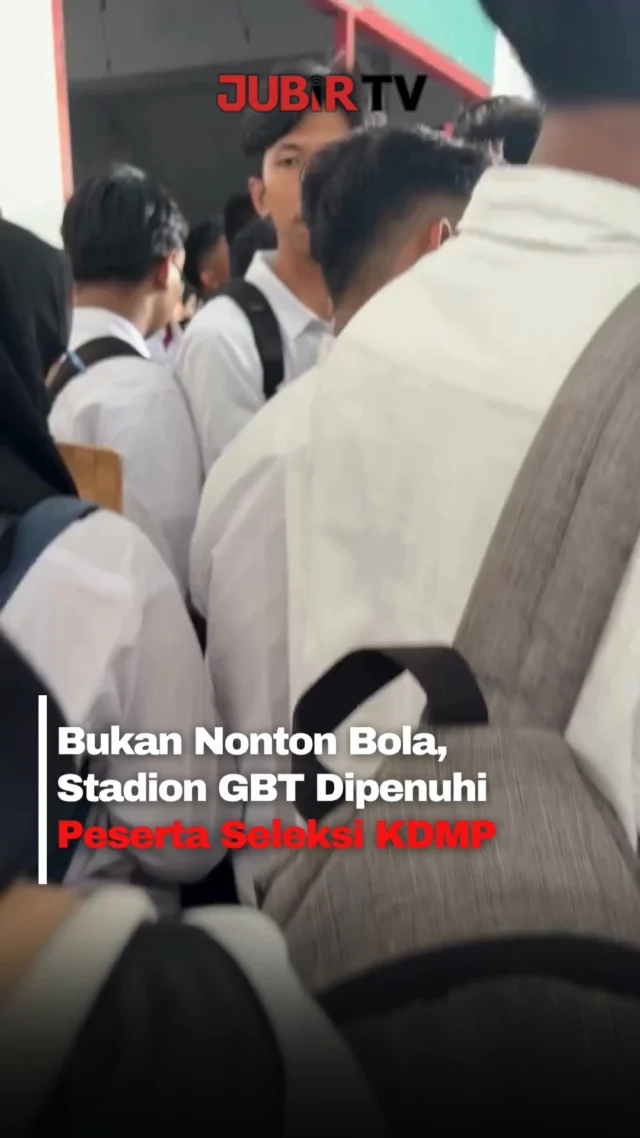 Ribuan peserta dari berbagai daerah memadati Stadion Gelora Bung Tomo Surabaya dan Stadion Sumpah Pemuda Lampung untuk mengikuti seleksi Manajer serta Administrasi Keuangan Koperasi Desa/Kelurahan Merah Putih, Selasa hingga Rabu (20–21/5/2026).

Sejak pagi, antrean panjang terlihat di area stadion saat peserta datang membawa berkas dan perlengkapan ujian. Di Lampung, proses seleksi sempat diguyur hujan deras hingga peserta berlarian mencari tempat berteduh di bawah tribun stadion.

Tingginya antusiasme masyarakat dalam seleksi ini disebut menjadi bukti besarnya harapan terhadap program Kopdes Merah Putih sebagai peluang kerja baru sekaligus upaya memperkuat ekonomi desa.

Sc: Berbagai Sumber
Editor: Tino

#jubirtv #jubirtvnewscom #kopdesmerahputih #koperasidesa #surabaya #lampung #gbt #lowongankerja #viralindonesia #beritaviral #ekonomidesa #fypindonesia