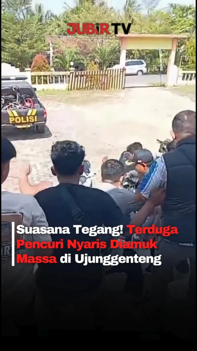 Seorang pria muda nyaris menjadi sasaran amukan massa usai diduga mencuri uang milik warga lanjut usia di Desa Ujunggenteng, Kecamatan Ciracap, Kabupaten Sukabumi.

Situasi sempat memanas saat warga mengerumuni terduga pelaku di kantor desa. Beruntung, anggota Polsek Ciracap yang mendapat laporan langsung datang dan mengevakuasi pelaku menggunakan mobil patroli untuk menghindari aksi main hakim sendiri.

Editor: Tino

#jubirtv #jubirtvnewscom #sukabumi #ciracap #ujunggenteng #viralindonesia #pencurian #kriminal #beritaviral #polisi #fypindonesia #breakingnews