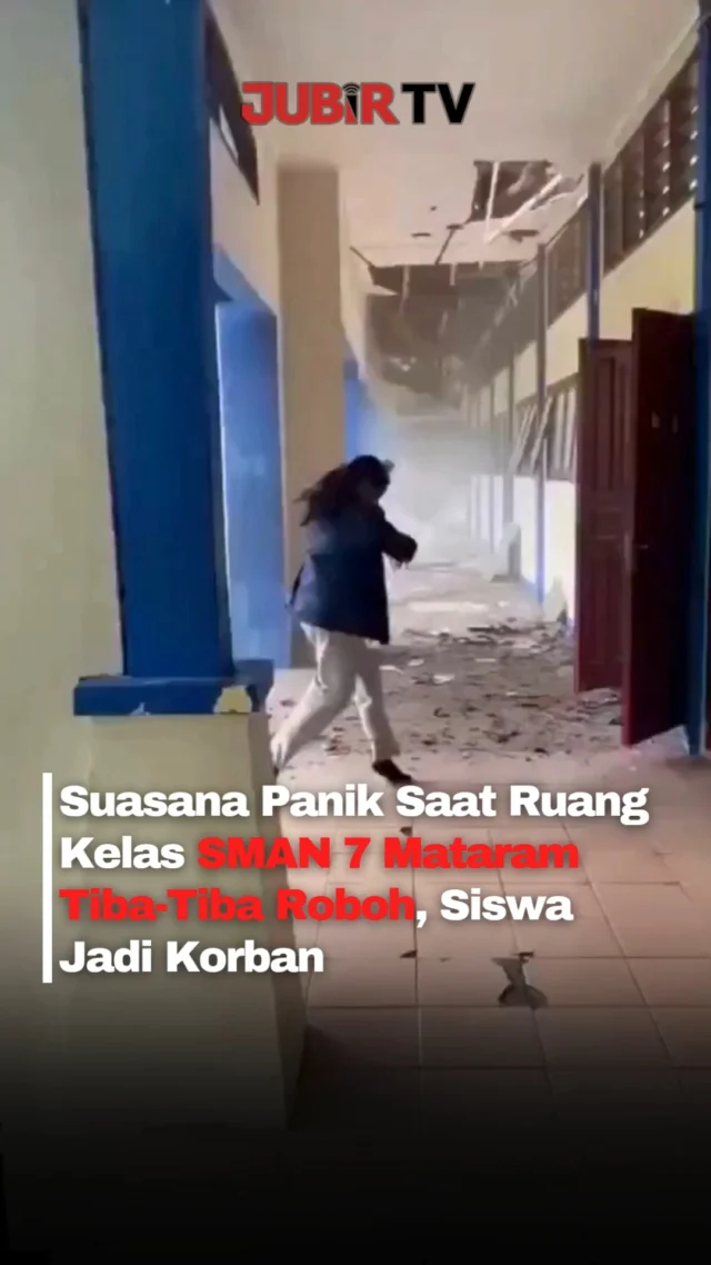 Suasana panik terjadi di SMAN 7 Mataram setelah ruang kelas dan perpustakaan mendadak roboh saat aktivitas sekolah berlangsung.

Bangunan lama tersebut diduga ambruk akibat kondisi struktur atap yang sudah lapuk dan belum pernah direhabilitasi. Area sekolah langsung disterilkan, sementara para korban mendapat penanganan medis.

Sc: Berbagai Sumber
Editor: Tino

#jubirtv #jubirtvnewscom #mataram #sman7mataram #sekolahroboh #ntb #beritaterkini #viralindonesia #gedungambruk #breakingnews #duniapendidikan #fypindonesia