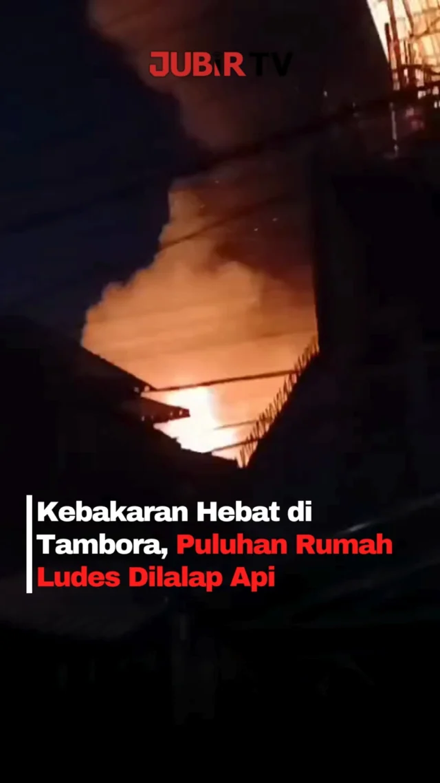 Kebakaran hebat melanda permukiman padat di kawasan Krendang Barat, Tambora, Jakarta Barat, Kamis malam (28/5/2026). Kobaran api dengan cepat menjalar dan menghanguskan puluhan rumah warga hingga memaksa ratusan orang mengungsi.

Puluhan unit pemadam kebakaran dikerahkan untuk menjinakkan api dan mencegah kebakaran meluas ke area sekitar. Hingga kini, penyebab pasti kebakaran masih dalam penyelidikan pihak berwenang.

Sc: Berbagai Sumber
Editor: Tino

#jubirtv #jubirtvnewscom #kebakaran #tambora #jakartabarat #kebakaranhebat #beritaviral #jakarta #pemadamkebakaran #breakingnews #viralindonesia #infoterkini